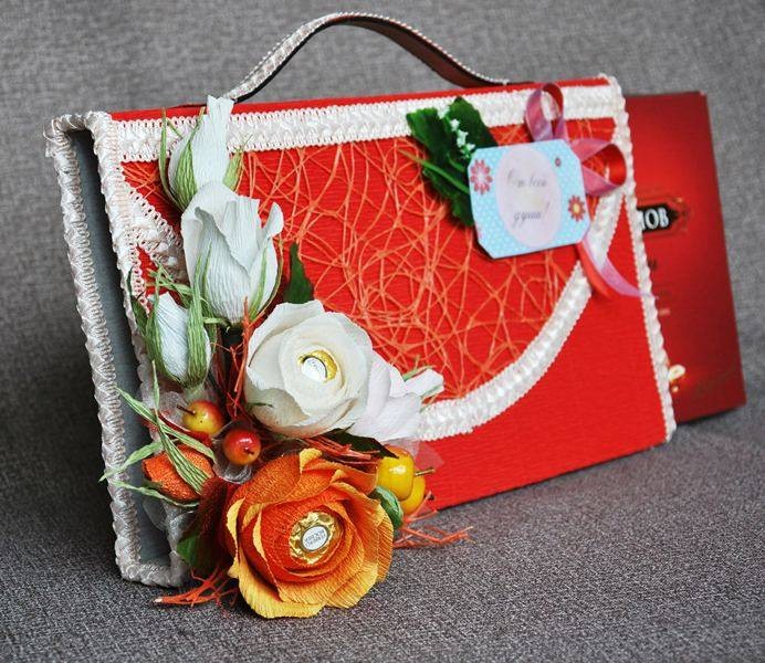 На последний звонок можно подарить оригинальные сувениры или красивые стихи